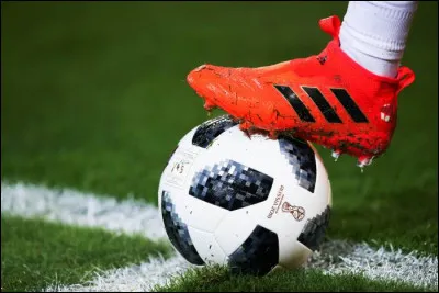 De combien de joueurs est constituée une équipe de football ?