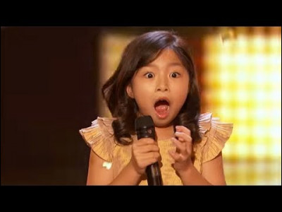 A 9 ans elle débarque sur le plateau d'America's Got Talent, le public n'en revient pas !