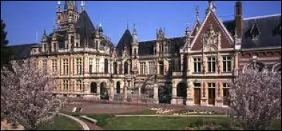 Comment s'appelait la personne qui retrouva la formule de la liqueur Bénédictine fabriquée à Fécamp ?