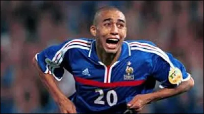 David Trezeguet a une double nationalité : il est français et argentin. Quel est le drapeau du pays où il a passé son enfance ?