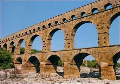 Le « Pont du Gard » servait à faire passer au dessus du Gard une partie de l'aqueduc qui approvisionnait Nîmes en eau à l'époque romaine. Quelle est la longueur totale de l'aqueduc ?