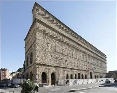 Quel monarque, lors de sa visite au célèbre théâtre d'Orange, a qualifié la façade du bâtiment de « Plus belle muraille du Royaume » ?