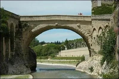 Le pont romain de Vaison-la-Romaine est décidément à l'épreuve du temps Mais l'une des trois affirmations ci-dessous est fausse : Laquelle ?