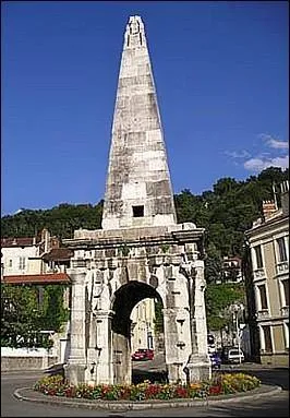 Les habitants de la ville où il se trouve l'appellent « l'aiguille ». Dans quelle ville se trouve t'il ?