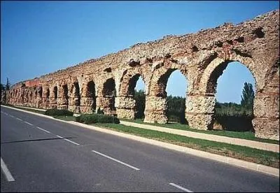 L'aqueduc du Gier est l'un des aqueducs romains les plus longs connus avec ses 85 km. Quelle ville approvisionnait il en eau ?