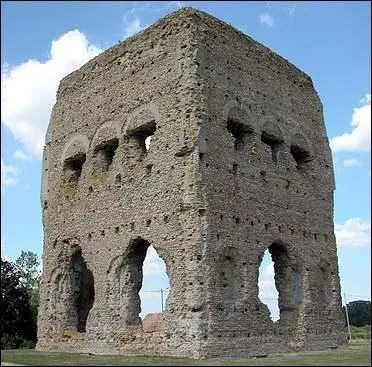 Près d'Autun on peut voir le « Temple de Janus » datant du Ier siècle de notre ère. Ce temple fut construit sur le modèle d'un lieu de culte préromain. Quel est le nom de ce type de structure ?