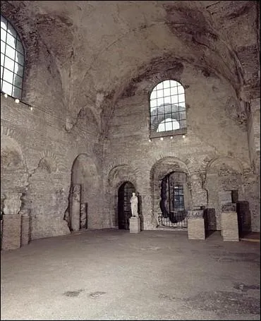 Dans des thermes romains le frigidarium était la salle où l'on prenait des bains froids. Celui-ci mesure 250 m2 et sa voûte culmine à 14 mètres. Dans quelle ville peut on le voir ?