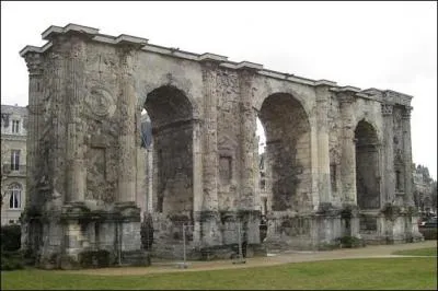 La porte de Mars à Reims a été construite au IIIe siècle de notre ère. Qu'a-t-elle de remarquable ?