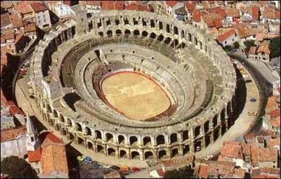 Les arènes d'Arles, construites peu après le Colisée à Rome vers 80 de notre ère, mesurent 136 mètres de long. Combien de spectateurs pouvaient-elles contenir (environ) à l'époque romaine ?