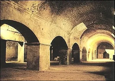 Cette galerie souterraine datant de la fin du Ier siècle de notre ère est le cryptoportique d'Arles. Sous quel lieu est il situé ?
