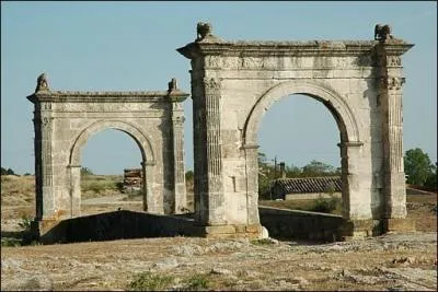 Le pont de Saint-Chamas ou pont Flavien (Bouches-du-Rhône) est unique en architecture civile romaine. Sur quelle route ancienne se trouve t'il ?