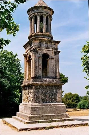 On peut voir cet édifice bâti au Ier siècle avant notre ère à Glanum. A quoi servait il à l'époque romaine ?