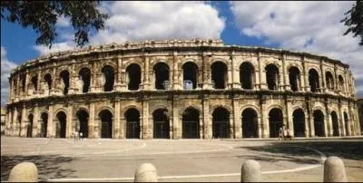 A Nîmes on a découvert un petit animal qui ne vit que dans les Apennins près de Rome et dans les arènes, installé là depuis la construction à l'époque romaine. De quel animal s'agit il ?