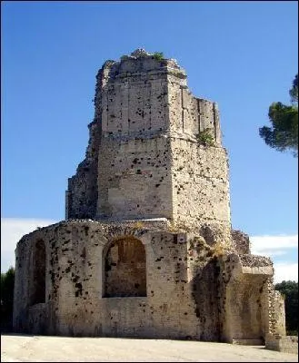 Comment nomme t'on ce monument romain qui se dresse sur le mont Cavalier à Nîmes ?