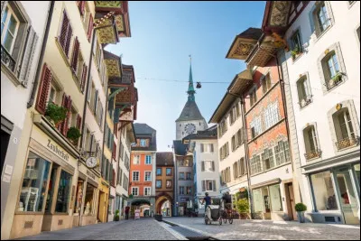 Ville suisse, située sur l'Aar, chef-lieu du canton d'Argovie :