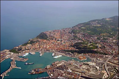 Ville italienne sur la mer Adriatique :