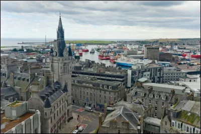 Ville d'Ecosse, située sur les côtes de la mer du Nord, capitale européenne du pétrole offshore :