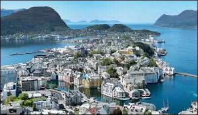 Ville norvégienne, située sur un archipel à l'entrée des fjords, sur les côtes ouest du pays :