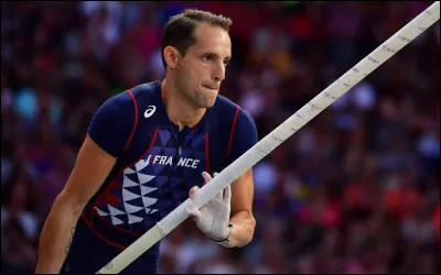 À quelle hauteur Renaud Lavillenie porte-t-il le record du monde en février 2014 ?