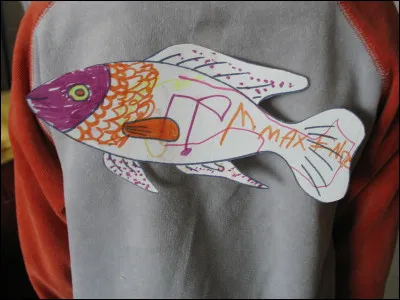 Enfin, pour terminer ce quiz, avril ! Fiston va coller un poisson sur le dos de papa avec écrit dessus le nom du mois !