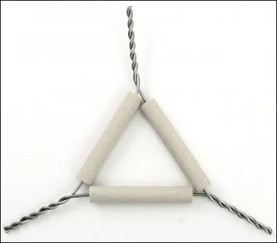 Dans un triangle équilatéral, toutes les droites remarquables : médiane, mediatrice, hauteur et bissectrice, relatives à un même côté, sont confondues.