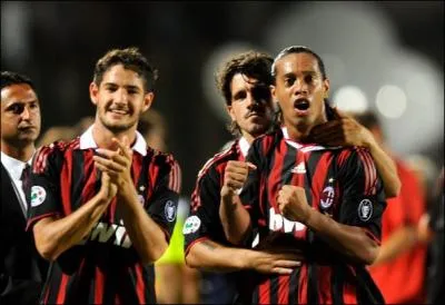 Quels sont les trois joueurs milanais que l'on peut voir sur cette photo ?