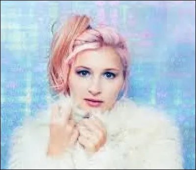 À votre avis, quel est le vrai nom de famille de la chanteuse Alice on the Roof ?