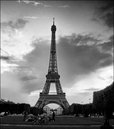 Combien y a-t-il d'tages  la Tour Eiffel ?
