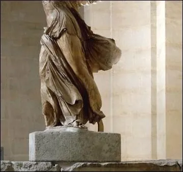 La statue de la Victoire de Samothrace, dont on ne voit ici que les jambes, ...