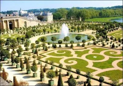 Qui a dessin les jardins du parc de Versailles ?