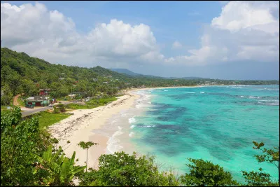 Parmi ces États insulaires, lequel ne fait pas partie des Petites Antilles ?