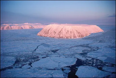 La Petite Diomède est une île surnommée l'"île d'hier" car elle présente la particularité de se situer tout juste à l'est de la ligne de changement de date et d'être donc l'endroit sur Terre le plus en retard en termes de fuseaux horaires, le dernier à franchir le cap de la nouvelle année. À quel pays cette île de 7,35 kilomètres carrés et peuplée de 170 habitants appartient-elle ?