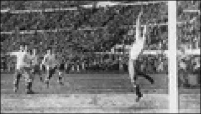 Il y a 90 ans, du 13 au 30 juillet 1930, eut lieu la première édition de la Coupe du monde de football. Dans quel pays s'est-elle déroulée ?