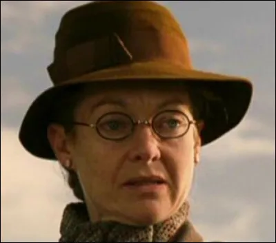 Quel est le personnage qui est joué par Elizabeth Hawthorne ?