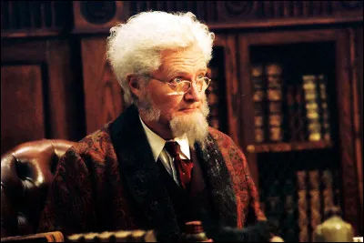 Quel est le personnage qui est joué par Jim Broadbent ?