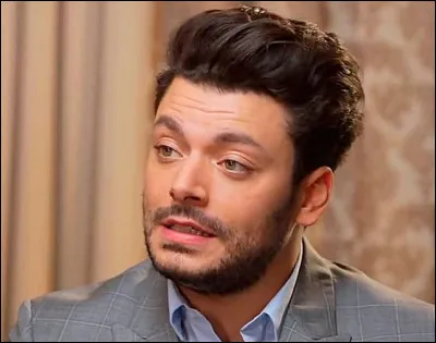 Cet humoriste et acteur, connu pour ses rôles d'adolescents dans "Les Profs" ou "Les Nouvelles Aventures d'Aladin", c'est ... Adams