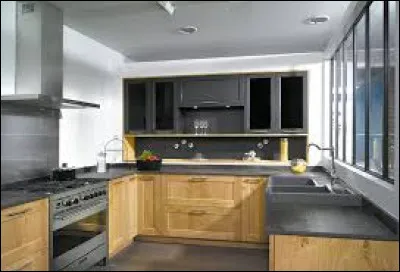 Une personne achète un four à 302 avec une ristourne de 50%. Combien va-t-elle payer ?