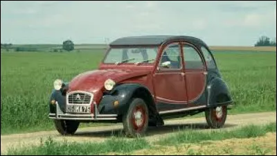 Citroën arrête la production de la 2CV.