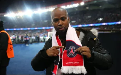 Complétez cette phrase de Rohff, issu du cultissime morceau "Paris" : "Peu de courtoisie, on te sourit en t'regardant de travers / On t'renseigne : prends à droite, le feu à gauche et..."