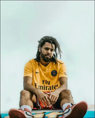 Dans le clip de quel morceau peut-on voir J. Cole porter ce maillot du PSG ?
