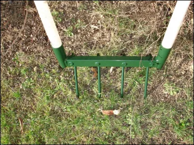 Comment se nomme cet outil de jardinage ?