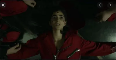 Qui porte le corps de Nairobi dans les escaliers ?