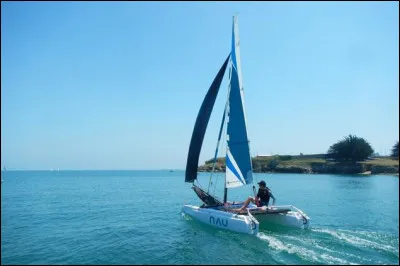 Il y a énormément de sports nautiques, certains sont plus connus que d'autres. Je vais vous demander, à partir de l'image ci-dessus, de me donner le nom de ce sport !