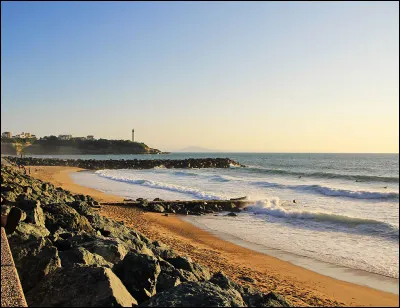 Et pour finir : 
on me trouve sur toutes les plages, je suis à l'origine du sable et je peux servir de bijou.
Qui suis-je ?