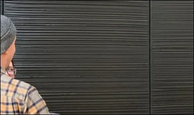 Quel peintre, particulièrement connu pour ses monochromes noirs, à réalisé les 104 vitraux de l'abbatiale de Conques ?