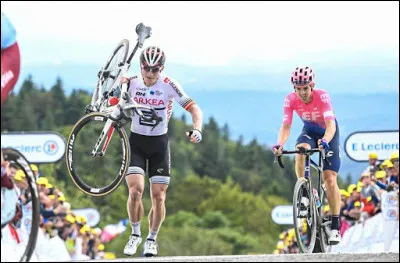 Le col de la Planche Des Belles Filles est un col compliqué, on peut en témoigner grâce à l'image du dessus ! (le col est tellement dur que certains coureurs finissent à pied !) Et toi, aimes-tu ce col ?