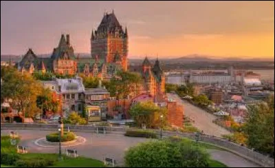 Le drapeau du Québec est bleu et rouge.