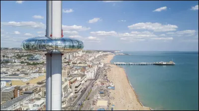 Ville anglaise du Sussex, station balnéaire sur la Manche :