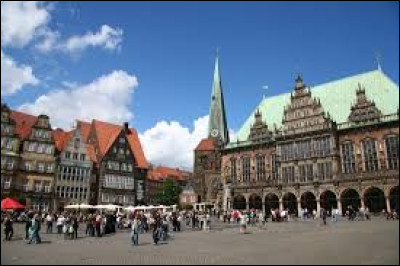 Ville de l'Allemagne du nord, ancienne ville hanséatique, située sur le fleuve Weser :