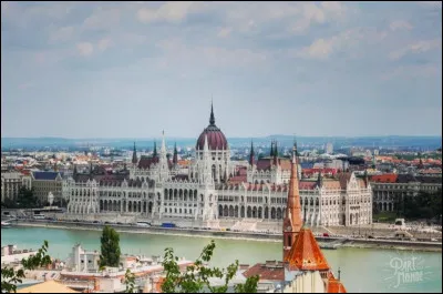Grande ville sur le Danube, capitale de la Hongrie :